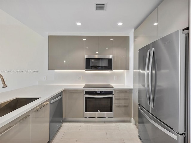 kitchen featuring sink, gray cabinets, and stainless steel appliances