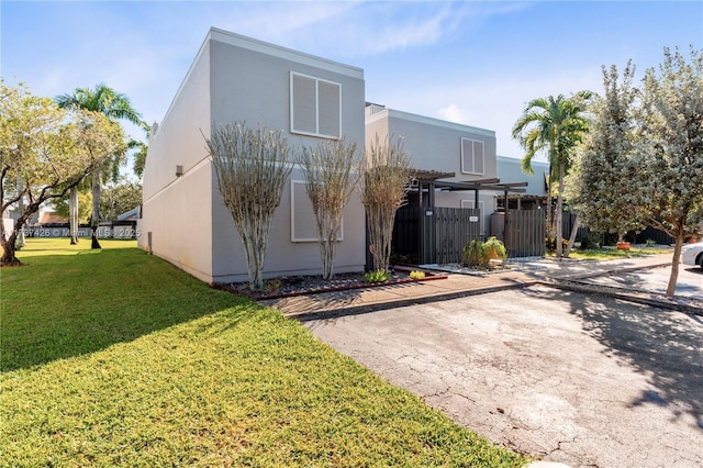 view of front of house featuring a front yard