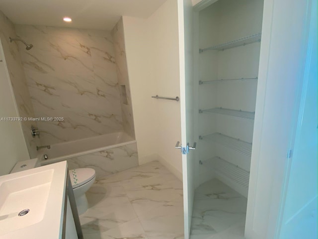 bathroom with tiled shower / bath and vanity