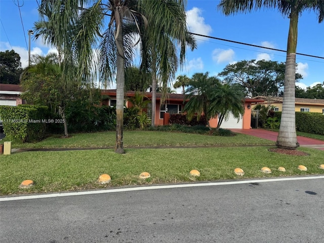 view of front of house featuring a front lawn