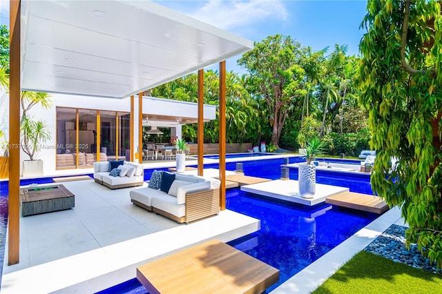 view of swimming pool featuring an outdoor living space, a jacuzzi, and a patio area