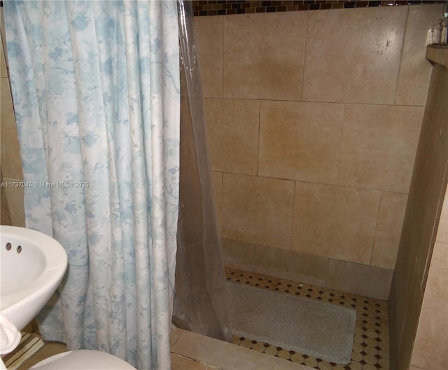 bathroom featuring curtained shower and toilet