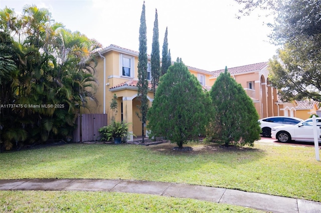 view of front of home featuring a front yard