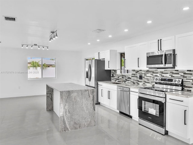 kitchen featuring stainless steel appliances, visible vents, decorative backsplash, and recessed lighting