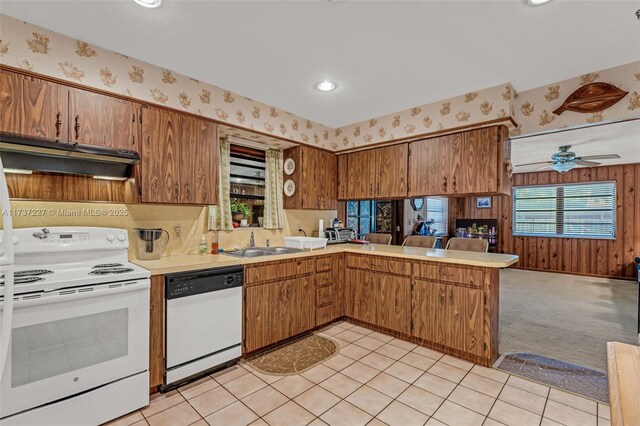 kitchen featuring sink, light tile patterned floors, ceiling fan, kitchen peninsula, and white appliances