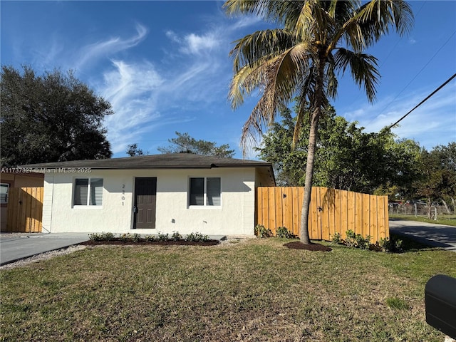 ranch-style house featuring a front yard