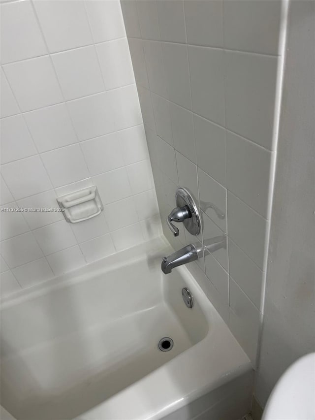 bathroom with tiled shower / bath combo