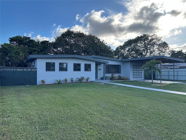 view of front facade featuring a front lawn