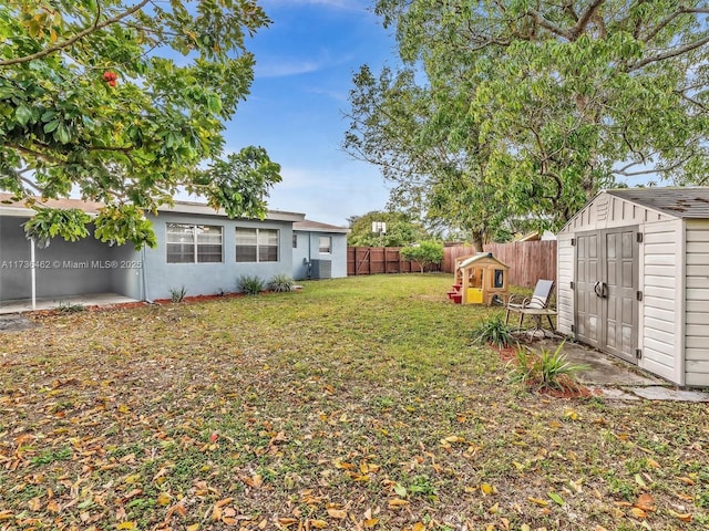 view of yard featuring cooling unit and a storage shed