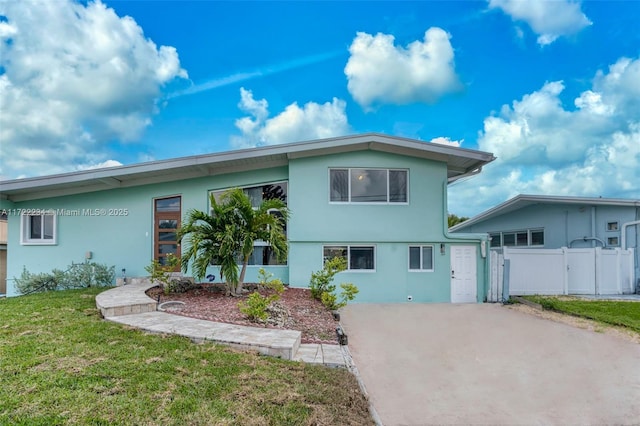 view of front of property with a front yard