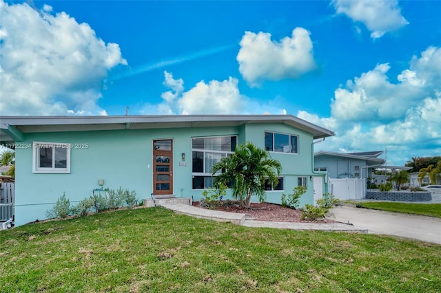 view of front of property with a front yard