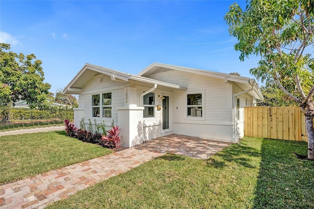 view of front of property with a front yard