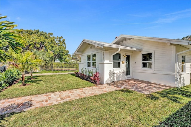 view of front of home with a front lawn