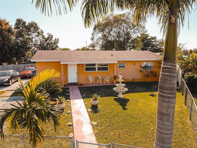 view of front of property featuring a front lawn