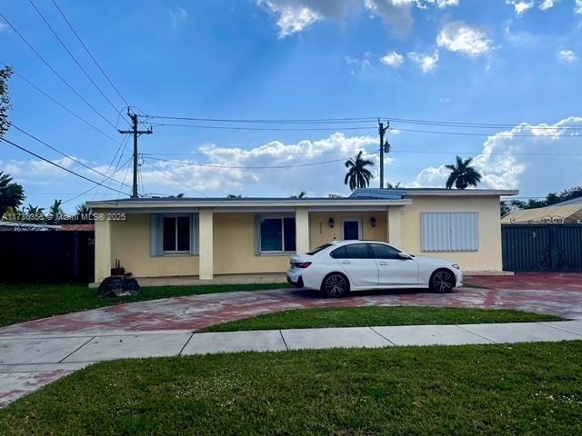 single story home with a front lawn