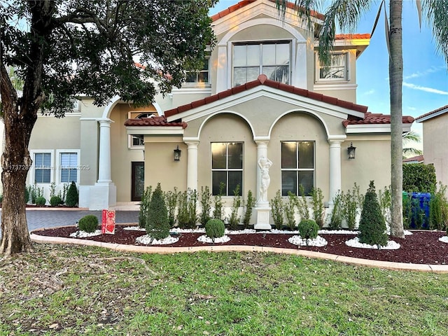 view of front of home with a front lawn