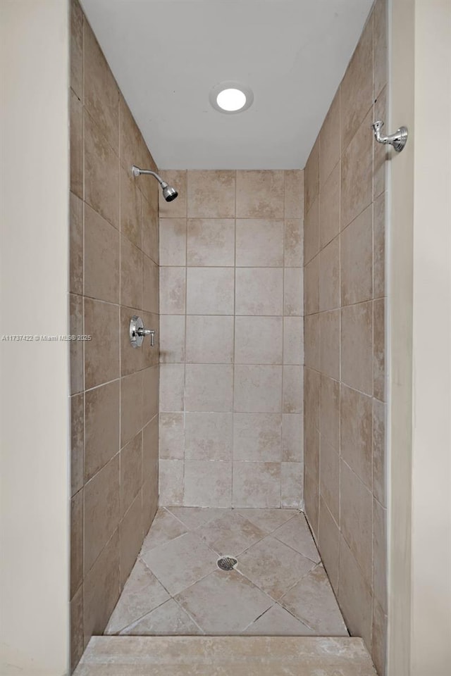 bathroom featuring a tile shower