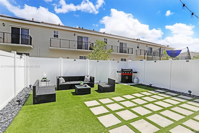 view of yard featuring outdoor lounge area and a patio area