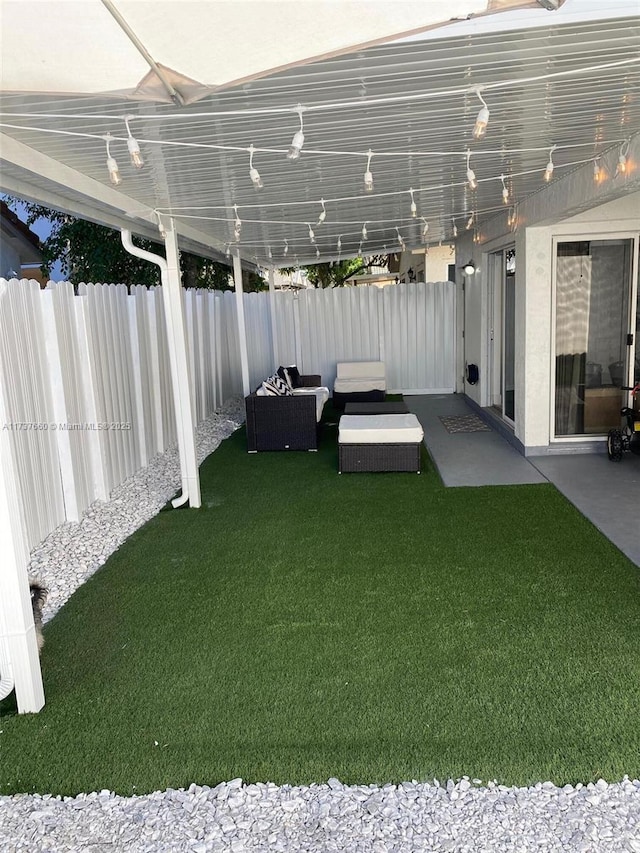 view of yard featuring outdoor lounge area and a patio