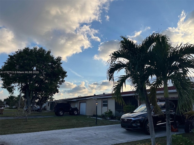 view of front of property featuring a front lawn