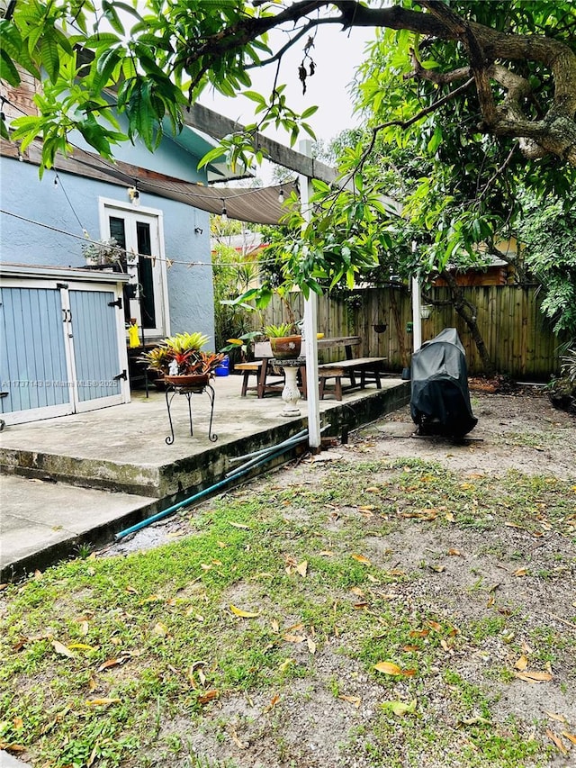 view of yard with a patio area