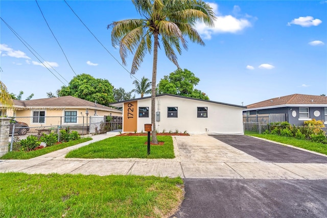 view of front of home featuring a front lawn