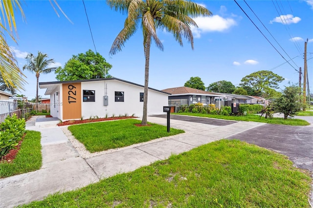 view of front of house featuring a front lawn