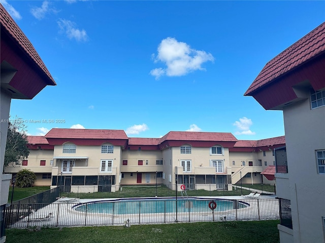 view of swimming pool featuring a lawn