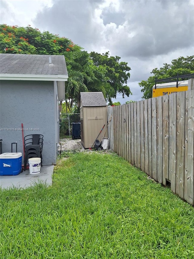 view of yard with a storage shed