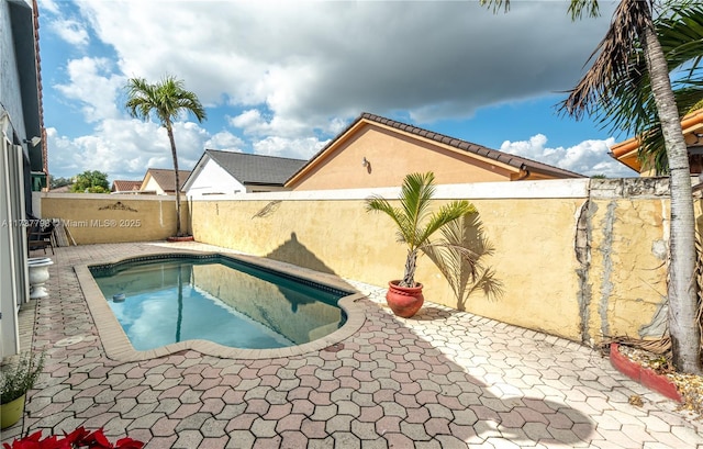 view of swimming pool featuring a jacuzzi