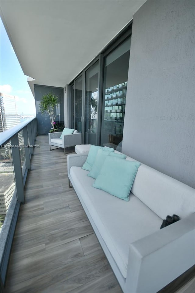 balcony featuring an outdoor hangout area