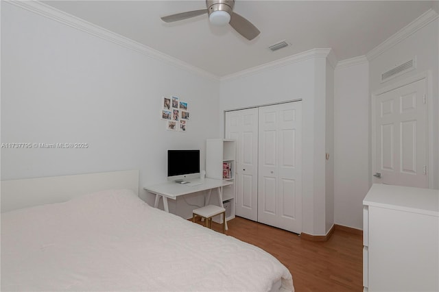 bedroom featuring crown molding, a closet, ceiling fan, and light hardwood / wood-style flooring