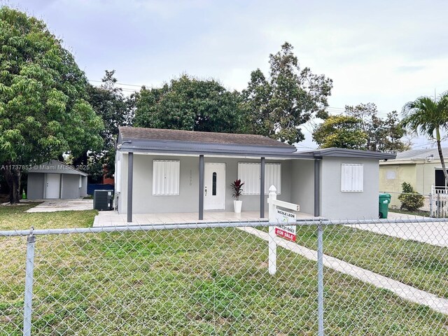 view of front of property with a porch and a front lawn