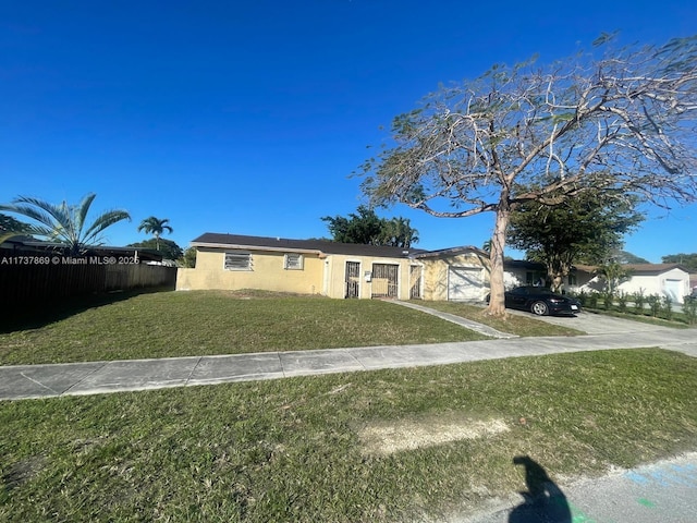 view of front of house featuring a front yard