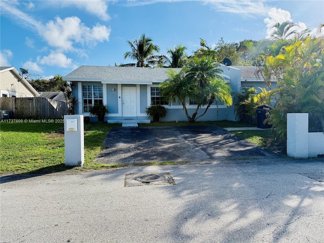 view of front facade featuring a front lawn