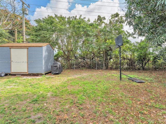 view of yard featuring a storage shed