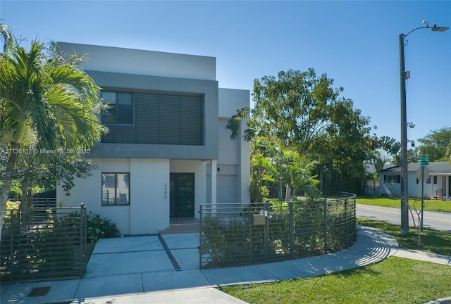 view of front of property featuring stucco siding and a fenced front yard