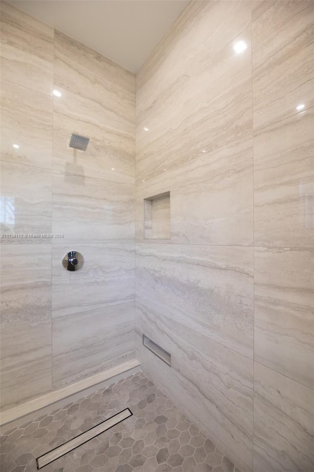 bathroom featuring a tile shower