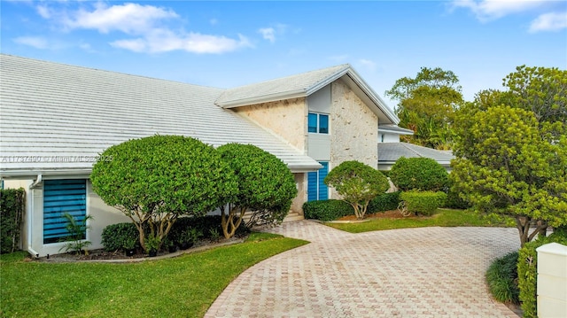 view of front of house featuring a front yard