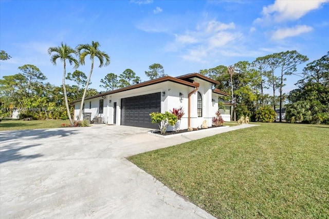 view of front facade featuring a garage and a front yard