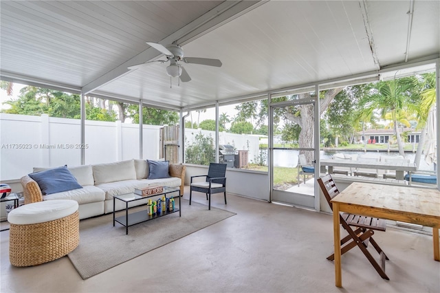 sunroom with ceiling fan