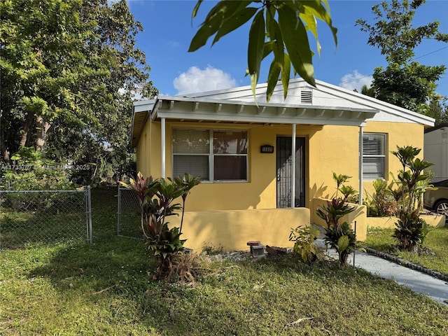 bungalow featuring a front lawn