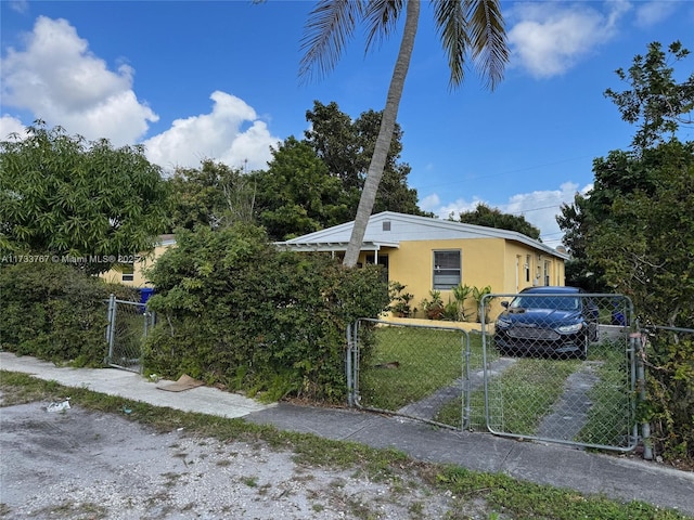 view of front of property with a front yard