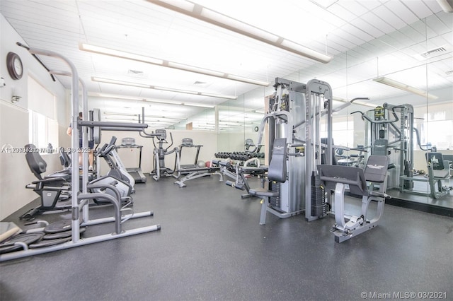 exercise room featuring visible vents