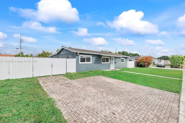 view of front of property featuring a front yard and a patio area