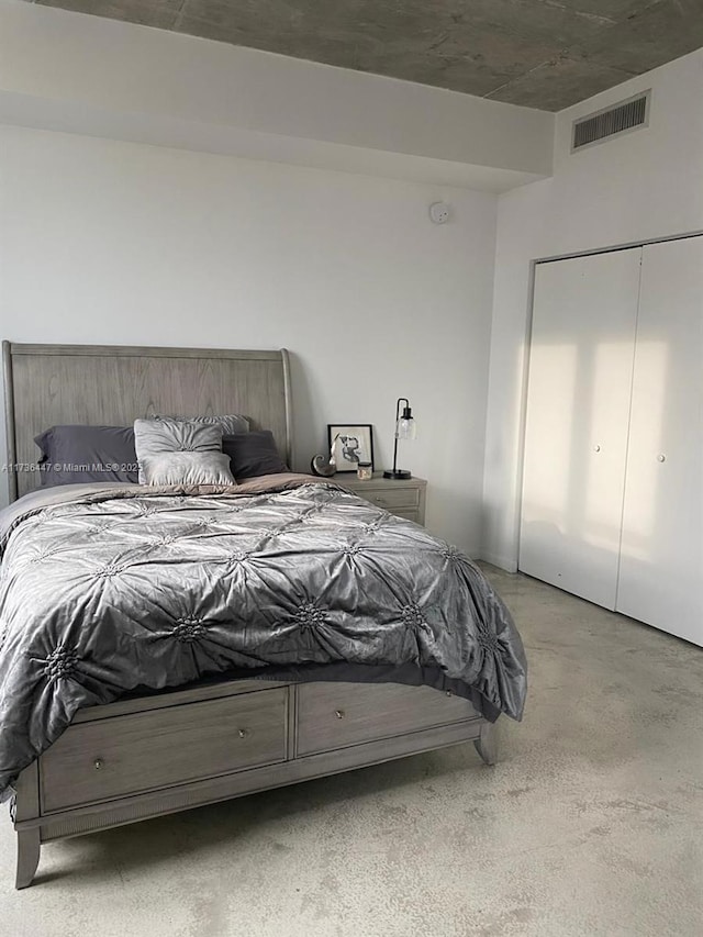 bedroom with visible vents and concrete flooring