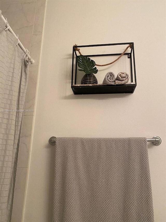 details with a shower with shower curtain