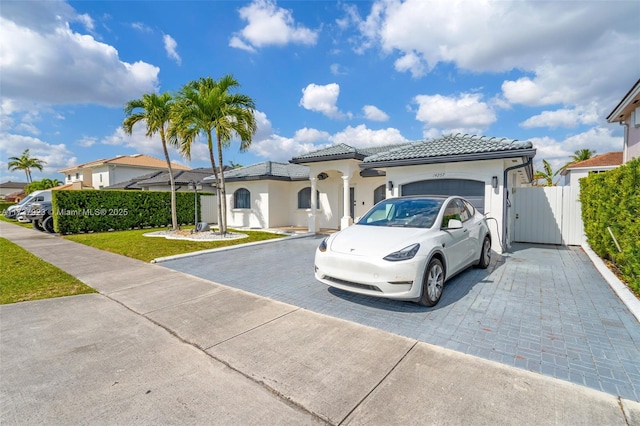 view of front facade featuring a garage