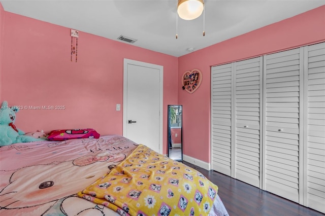 bedroom featuring hardwood / wood-style floors, ceiling fan, and a closet