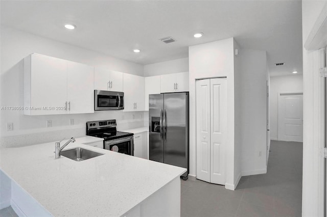 kitchen featuring stainless steel appliances, sink, and kitchen peninsula